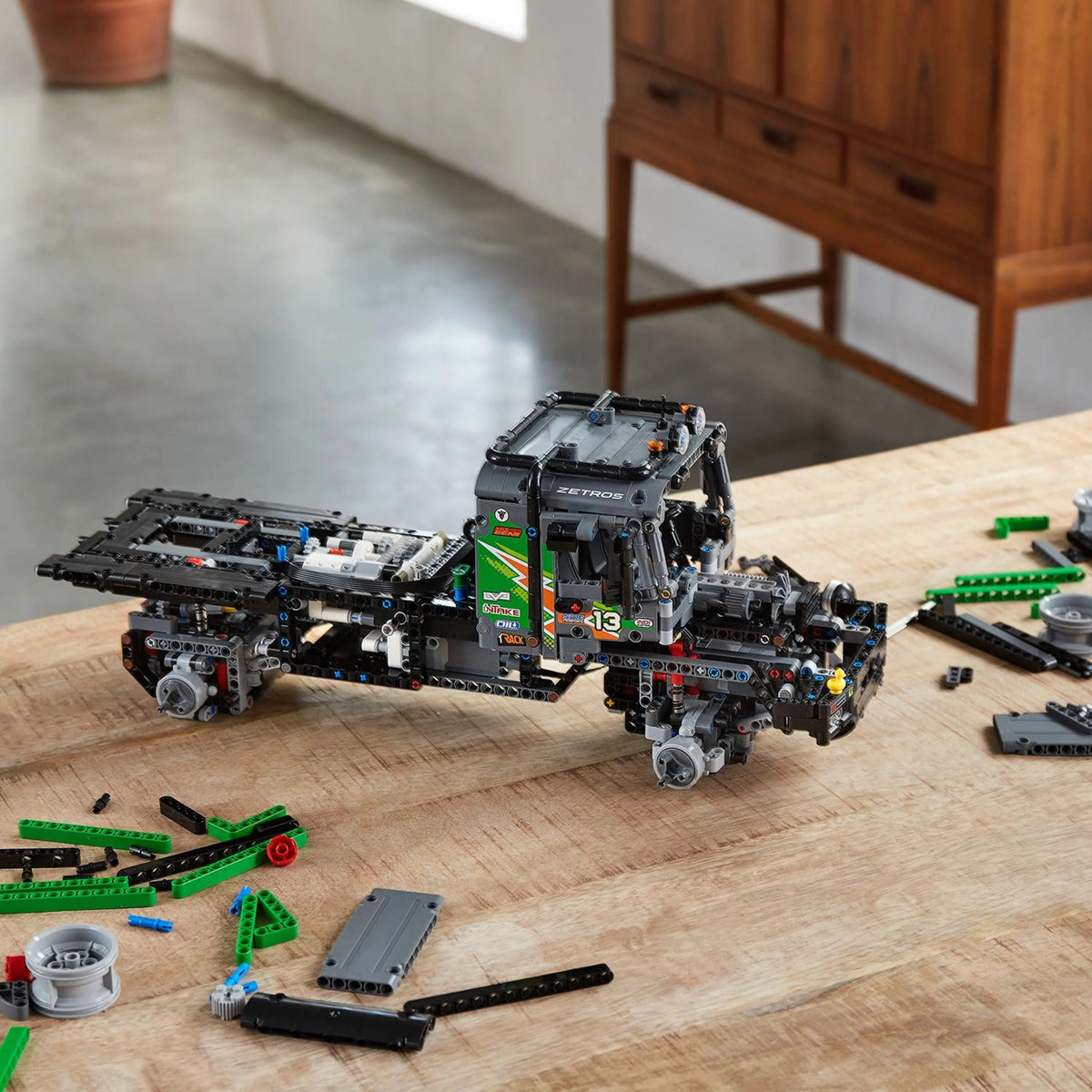 4x4 Building Toy 2,110 Pieces I238351